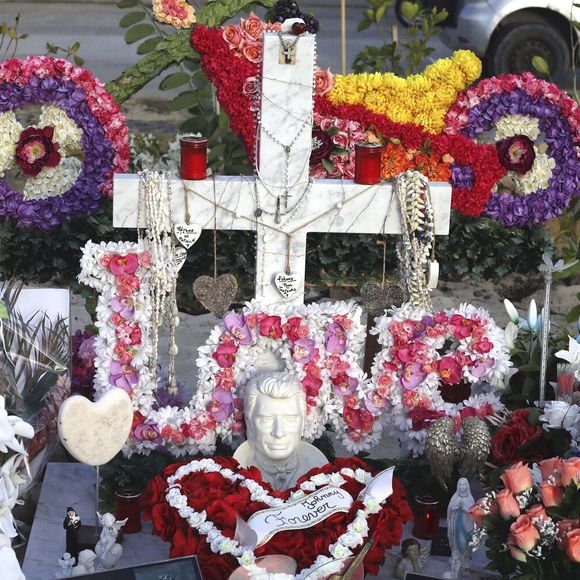 Illustrations de la tombe de Johnny Hallyday au cimetière marin de Lorient à Saint-Barthélemy le 14 avril 2018. Elle est toujours aussi fleurie et recouverte de messages touchants de la part d'admirateurs et de proches.