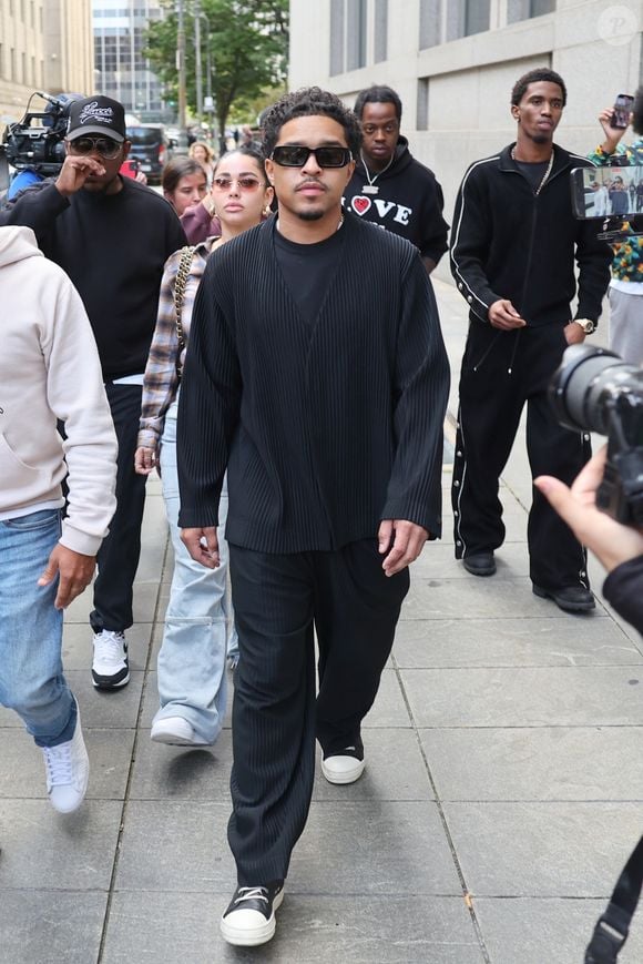 New York, NY - L'avocat de Diddy sort et s'adresse à la foule des médias alors que ses fils quittent par l'arrière le tribunal où le magnat de la musique s'est vu refuser la liberté sous caution.

Sur la photo : L'avocat de Diddy, King Combs, Justin Dior Combs, Quincy Brown.