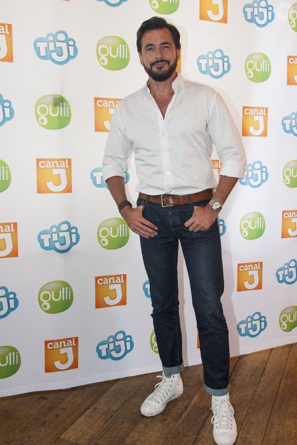 Olivier Minne au photocall de la rentrée TV des chaînes Canal J, Gulli et Tiji, au restaurant "La Gare" à Paris, le 30 juin 2016.
© Pierre Perusseau/Bestimage