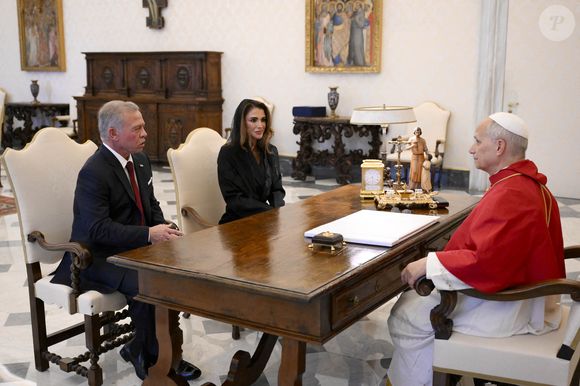 Rania de Jordanie a respecté le code vestimentaire. 

Le Pape Léon XIV rencontre Abdallah II Roi de Jordanie et son épouse la Reine Rania Al Abdullah au Vatican. Photo par (EV) Vatican media/ABACAPRESS.COM