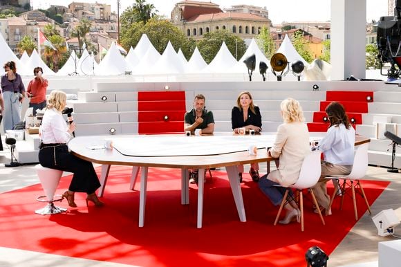 Exclusif - Flavie Flament, Charlotte Lipinska, Camille Dahan, Mathieu Kassovitz et Julie Gayet sur le plateau de l'émission Télématin en marge du 78ème Festival International du Film de Cannes, France, le 22 mai 2025. © Jack Tribeca/Bestimage