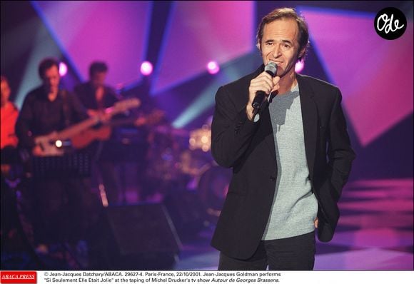 Goldman y signera deux chansons et aurait même interrompu un tour du monde à vélo avec son épouse pour y participer.

Jean-Jacques Goldman interprète "Si Seulement Elle Était Jolie" lors de l'enregistrement de l'émission de télévision de Michel Drucker "Autour de Georges Brassens", Paris, France, le 22/10/2001. Crédit Jean-Jacques Datchary/Abaca