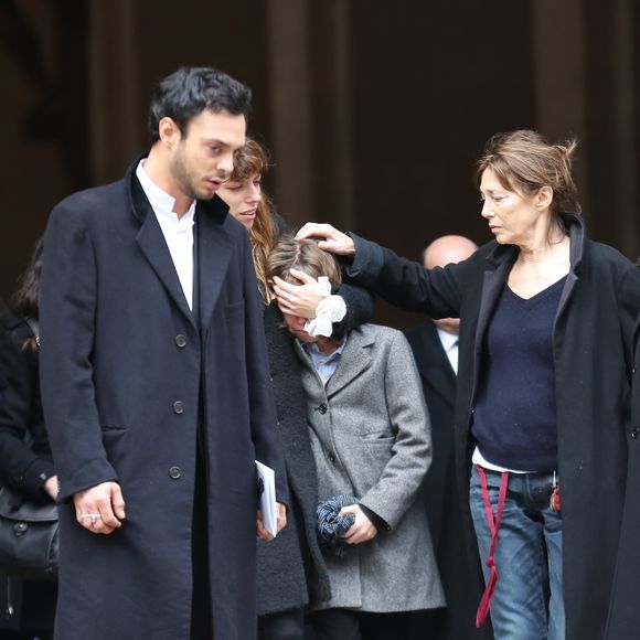 Roman de Kermadec (Fils de Kate Barry), Lou Doillon et son fils Marlowe, Jane Birkin - Sortie des obseques de Kate Barry en l'eglise Saint-Roch a Paris. Le 19 décembre 2013. ©Bestimage