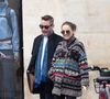 Pour cette sortie, elle avait misé sur le confort avec un pull gris imprimé et des leggings noirs. 

Exclusif - Macaulay Culkin et Natalie Portman sont allés déjeuner au Steam Bar (un restaurant asiatique) puis faire une balade à Paris lors de la Fashion Week de Paris (PFW) le 6 mars 2026. AGENCE / BESTIMAGE