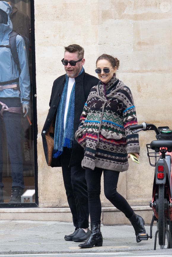 Pour cette sortie, elle avait misé sur le confort avec un pull gris imprimé et des leggings noirs. 

Exclusif - Macaulay Culkin et Natalie Portman sont allés déjeuner au Steam Bar (un restaurant asiatique) puis faire une balade à Paris lors de la Fashion Week de Paris (PFW) le 6 mars 2026. AGENCE / BESTIMAGE