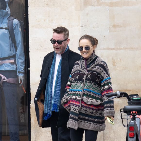 Pour cette sortie, elle avait misé sur le confort avec un pull gris imprimé et des leggings noirs. 

Exclusif - Macaulay Culkin et Natalie Portman sont allés déjeuner au Steam Bar (un restaurant asiatique) puis faire une balade à Paris lors de la Fashion Week de Paris (PFW) le 6 mars 2026. AGENCE / BESTIMAGE