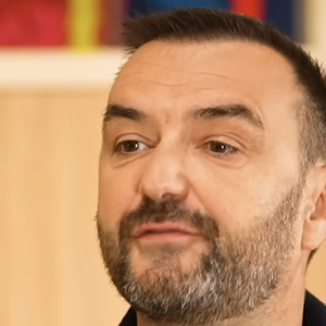 Il a bien précisé que son but n’était non plus que son fils devienne cuisinier, mais qu’il sache se faire à manger, qu’il ait "le bon goût des choses", notamment celui "du bon fromage, de la bonne bouteille de vin". 

Cyril Lignac dans l'émission AURA d'Audrey Crespo-Mara publiée le 16 mai sur YouTube