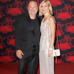 Sébastien Cauet et sa compagne Nathalie Dartois lors de la 23e édition des NRJ Music Awards 2021 au Palais des Festivals de Cannes, le 20 novembre 2021. © Christophe Aubert via Bestimage