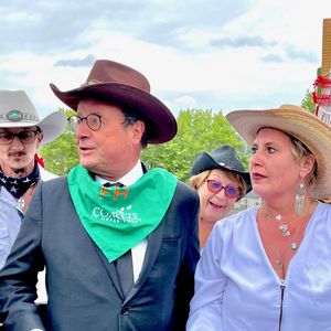 Exclusif - François Hollande, venu tester la danse country avec le club local, à l’arrivée de la 3ème étape de la 58ème édition du Tour Du Limousin-Périgord Nouvelle Aquitaine à Masseret (Corrèze), France, le 21 août 2025. © Fabien Faure/Bestimage