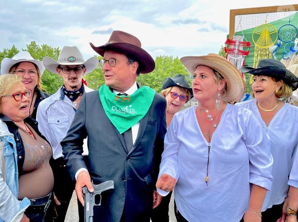 Exclusif - François Hollande, venu tester la danse country avec le club local, à l’arrivée de la 3ème étape de la 58ème édition du Tour Du Limousin-Périgord Nouvelle Aquitaine à Masseret (Corrèze), France, le 21 août 2025. © Fabien Faure/Bestimage