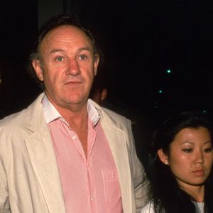 Le monde du 7ème art américain a récemment perdu l'une de ses plus belles étoiles... 

Santa Fe, NM - L'acteur Gene Hackman (95 ans) et son épouse Betsy Arakawa (63 ans) ont été retrouvés morts dans leur maison de Santa Fe, au Nouveau-Mexique. Les autorités ont déclaré qu'une enquête était en cours.  (Backgrid USA / Bestimage).