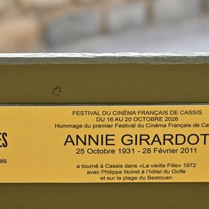 Inauguration des bancs d'A.Girardot, P.Noiret et N.Farès à titre posthume dans le cadre du 1er Festival du Film Français - Plans séquences de Cassis, le 18 octobre 2026. 
© Bebert / Bestimage