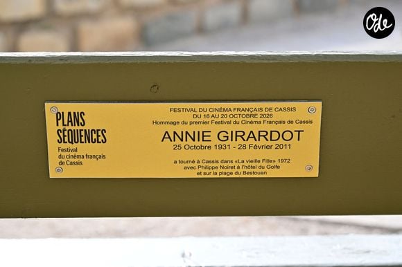 Inauguration des bancs d'A.Girardot, P.Noiret et N.Farès à titre posthume dans le cadre du 1er Festival du Film Français - Plans séquences de Cassis, le 18 octobre 2026. 
© Bebert / Bestimage