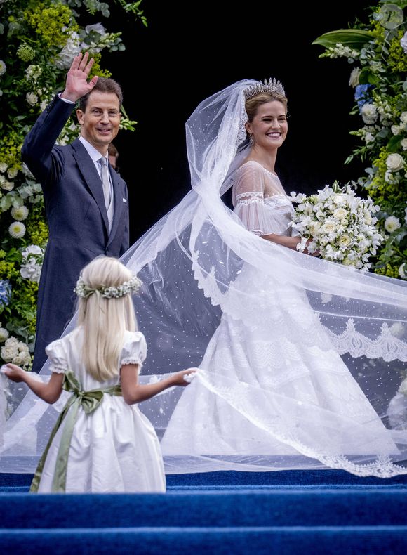 La mariée a fait une arrivée remarquée à bord d’une élégante Jaguar Mark VII blanche, accompagnée de son père, le prince héréditaire Alois, qui portait le bouquet de sa fille...

Mariage de la princesse Marie Caroline de Liechtenstein et de Leopoldo Maduro Vollmer à la cathédrale Saint-Florin de Vaduz, Liechtenstein, le 30 août 2025. Dana Press / Bestimage