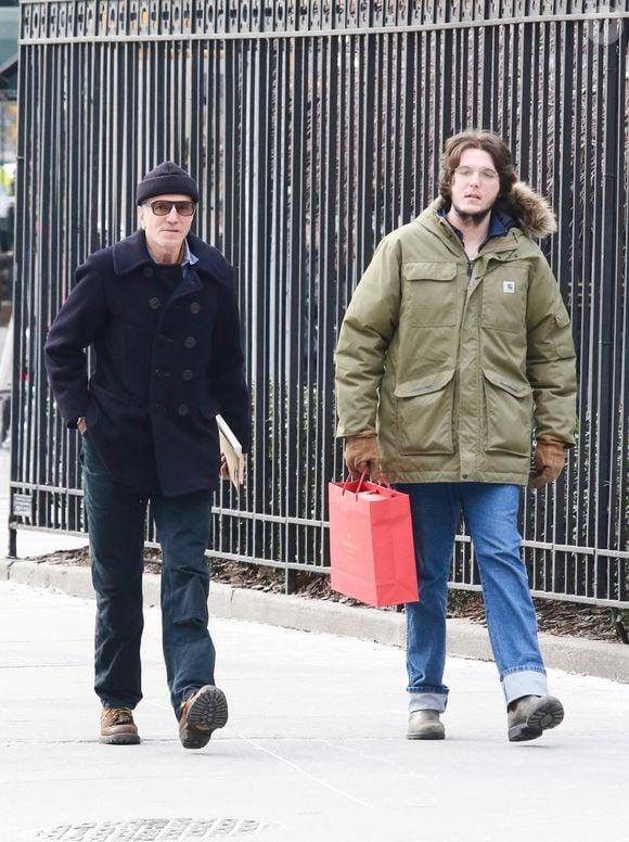 Il a un frère, Cashel, lui aussi issu de l'histoire d'amour de la star du cinéma avec Rebecca Miller.

Daniel Day-Lewis et son fils Cashel à New York, le 22 février 2024. Backgrid USA / Bestimage