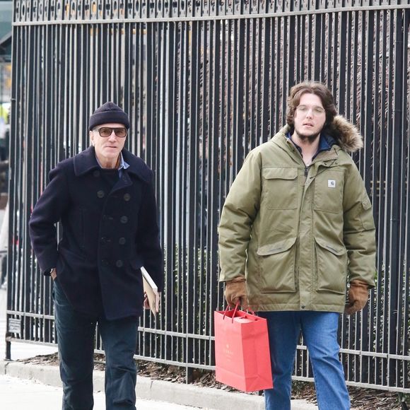 Il a un frère, Cashel, lui aussi issu de l'histoire d'amour de la star du cinéma avec Rebecca Miller.

Daniel Day-Lewis et son fils Cashel à New York, le 22 février 2024. Backgrid USA / Bestimage