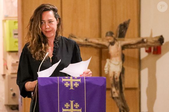 Anne-Charlotte Julian (fille de Jean-Louis Julian et de Chantal Nobel) lors de la cérémonie d'obsèques de Chantal Nobel en l'église Notre-Dame de l'Assomption à Ramatuelle, France, le 7 mai 2026. © Franz Chavaroche/Bestimage