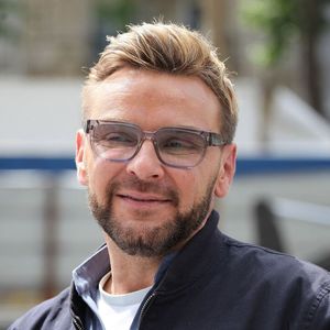 Ce week-end, l'humoriste a donné de sa personne au Grand Concours des "Grosses Têtes" sur TF1 aux côtés d'autres sociétaires emblématiques. En parallèle, il s'est aussi distingué dans la nouvelle saison de "Mask Singer" également diffusée sur la Une.

Jeanfi Janssens à la sortie des studios de RTL à Paris, France, le 19 mai 2025. © Jonathan Rebboah/PsnewZ/Bestimage