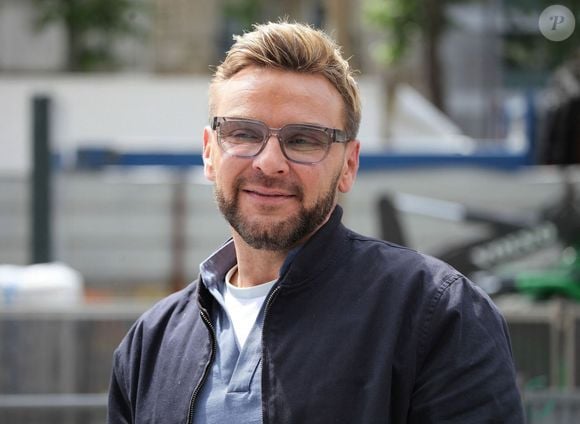 Ce week-end, l'humoriste a donné de sa personne au Grand Concours des "Grosses Têtes" sur TF1 aux côtés d'autres sociétaires emblématiques. En parallèle, il s'est aussi distingué dans la nouvelle saison de "Mask Singer" également diffusée sur la Une.

Jeanfi Janssens à la sortie des studios de RTL à Paris, France, le 19 mai 2025. © Jonathan Rebboah/PsnewZ/Bestimage