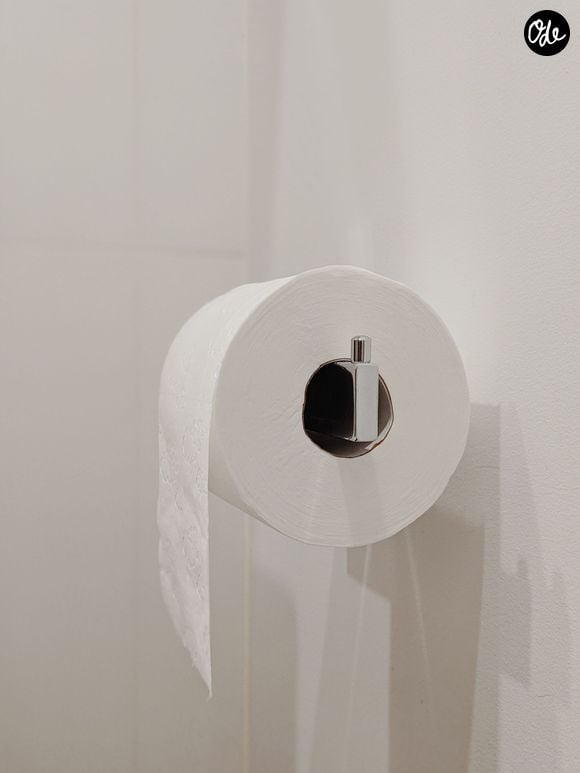 Concrètement, il suffit de déposer quelques gouttes d'huiles essentielles réputées répulsives comme la citronnelle, la lavande ou l'eucalyptus citronné sur un morceau de papier toilette.

Photo Pexels