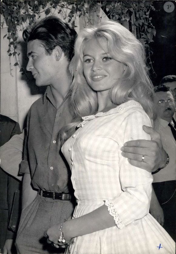 Jacques Charrier et Brigitte Bardot à Louveciennes le 18 juin 1959 © Keystone Press Agency/ZUMA Press Wire