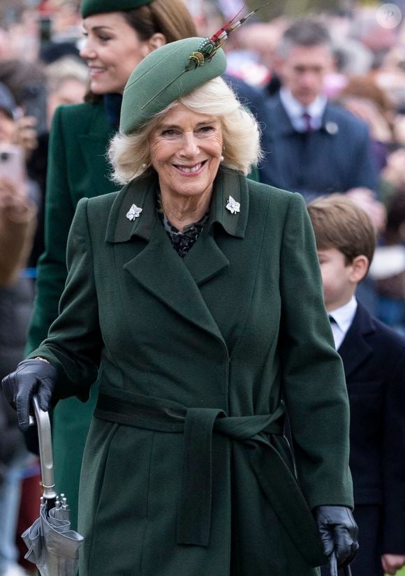 Elle n'était pas la seule à avoir opté pour cette jolie couleur de saison puisque la reine Camilla aussi avait choisi de porter un manteau vert. Les deux femmes se seraient-elles concertées ? Peut-être. 

La reine consort Camilla