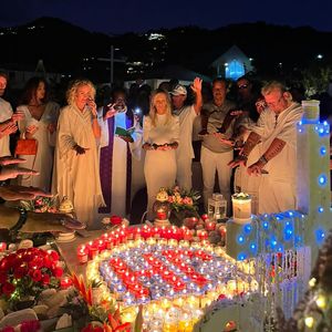 Laeticia Hallyday entourée des fans lors de la veillée pour les 6 ans de la mort de Johnny Hallyday au petit cimetière de Lorient à Saint-Barthélemy. ©JPM via Bestimage