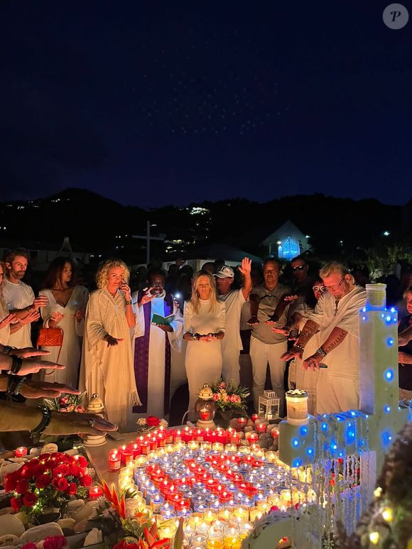 Laeticia Hallyday entourée des fans lors de la veillée pour les 6 ans de la mort de Johnny Hallyday au petit cimetière de Lorient à Saint-Barthélemy. ©JPM via Bestimage