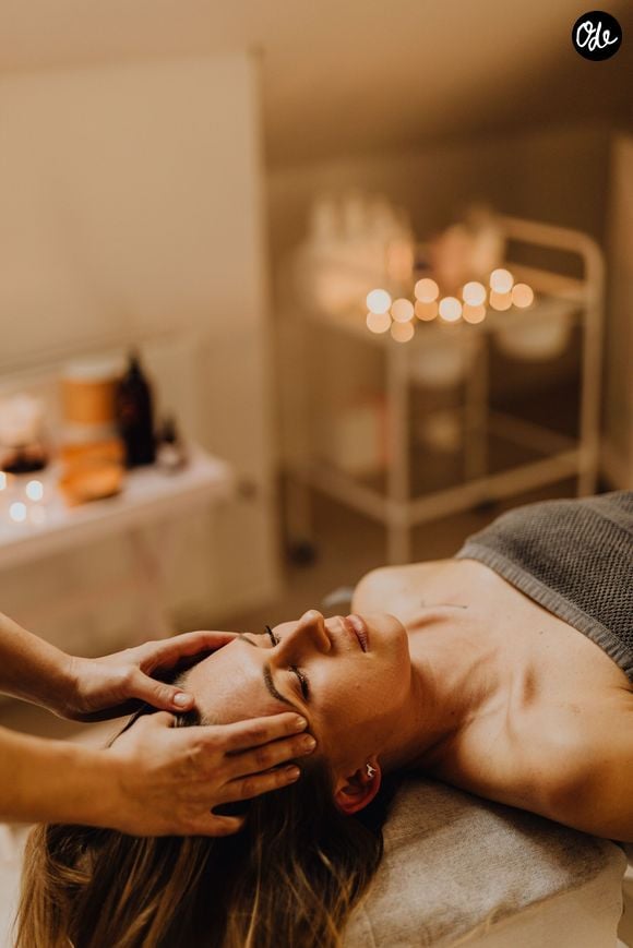 Contrairement au peeling ou au microneedling, la microdermabrasion exfolie mécaniquement la surface de la peau, ici grâce à de fins cristaux.

Images Pexels