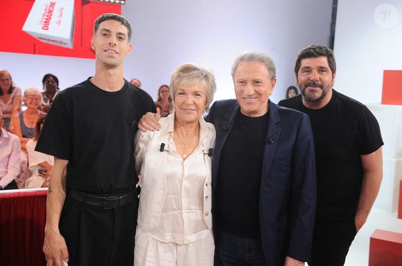 A cette occasion, il reçoit plusieurs invités.

Exclusif - Jean-Baptiste Seguin, Véronique Jannot, Michel Drucker et Patrick Fiori - Enregistrement de l'émission Vivement dimanche au studio Rive Gauche, presentée par Michel Drucker . Diffusion sur France 3 le 14/09/2025.

© Guillaume Gaffiot / Bestimage