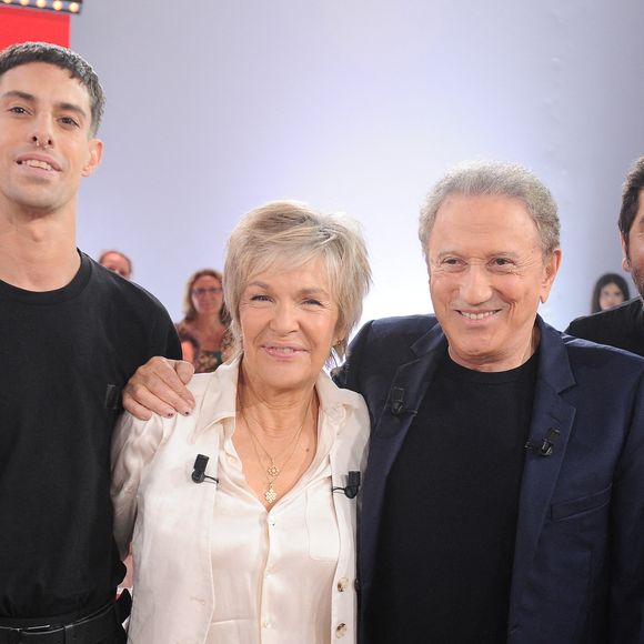 A cette occasion, il reçoit plusieurs invités.

Exclusif - Jean-Baptiste Seguin, Véronique Jannot, Michel Drucker et Patrick Fiori - Enregistrement de l'émission Vivement dimanche au studio Rive Gauche, presentée par Michel Drucker . Diffusion sur France 3 le 14/09/2025.

© Guillaume Gaffiot / Bestimage