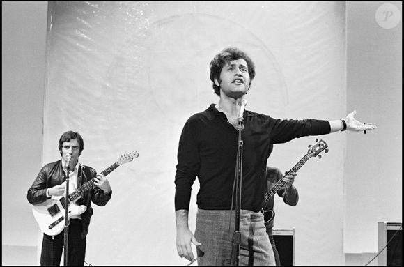 Il a succombé à une crise cardiaque et n'a jamais pu être ranimé.

Joe Dassin sur un plateau télé en 1971. Photo : AGENCE / BESTIMAGE