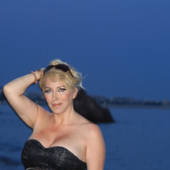 Exclusif - Loana sur la plage de Cannes lors du 76ème festival international du film, le 25 mai 2023. 
© Philippe Baldini / Bestimage