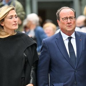 De très nombreuses personnalités politiques et artistiques ont assisté à cette cérémonie.

François Hollande et son épouse Julie Gayet aux funérailles de B. Chirac à la basilique Sainte-Clotilde à Paris (7e) le 12 juin 2026. L’ancienne première dame de France est décédée le 5 juin 2026 à l’âge de 93 ans. 
© Jacovides / Liewig / Bestimage