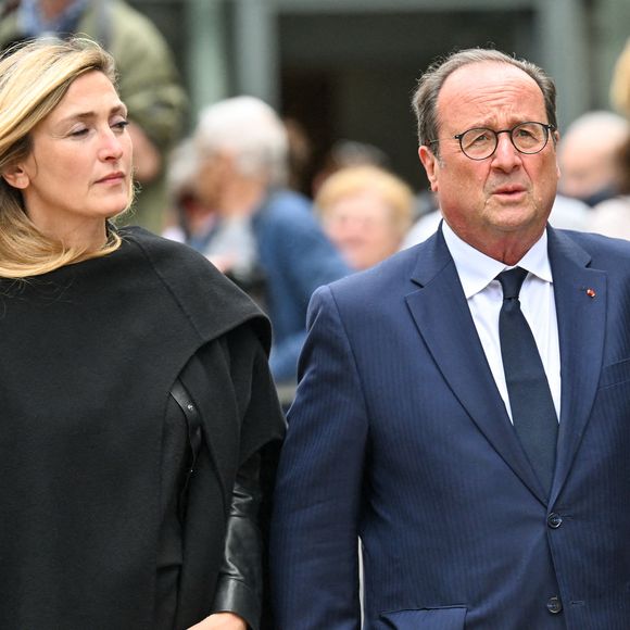 De très nombreuses personnalités politiques et artistiques ont assisté à cette cérémonie.

François Hollande et son épouse Julie Gayet aux funérailles de B. Chirac à la basilique Sainte-Clotilde à Paris (7e) le 12 juin 2026. L’ancienne première dame de France est décédée le 5 juin 2026 à l’âge de 93 ans. 
© Jacovides / Liewig / Bestimage