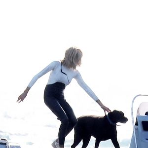 Brigitte Macron profite en solo de son premier jour de vacances au Fort de Brégançon à Bormes-les-Mimosas le 30 juillet 2023. Le président Emmanuel Macron Macron et sa femme Brigitte sont arrivés au Fort de Brégançon samedi soir. Dimanche, Brigitte en sortie seule en combinaison de plongée avec son chien Némo et ses gardes du corps pour faire une ballade en bateau mais, la mer étant trop agitée, la première dame est rentrée plus vite que prévu avant de rejoindre son mari pour dîner.