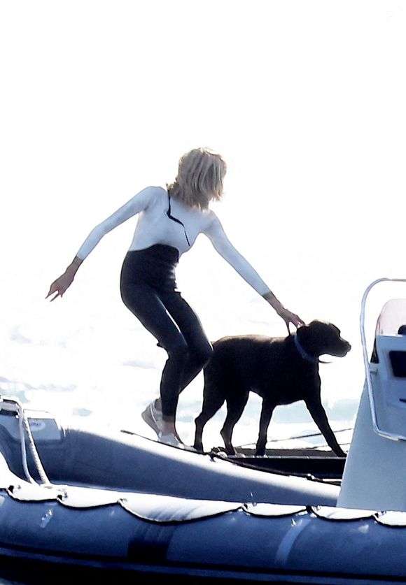 Brigitte Macron profite en solo de son premier jour de vacances au Fort de Brégançon à Bormes-les-Mimosas le 30 juillet 2023. Le président Emmanuel Macron Macron et sa femme Brigitte sont arrivés au Fort de Brégançon samedi soir. Dimanche, Brigitte en sortie seule en combinaison de plongée avec son chien Némo et ses gardes du corps pour faire une ballade en bateau mais, la mer étant trop agitée, la première dame est rentrée plus vite que prévu avant de rejoindre son mari pour dîner.