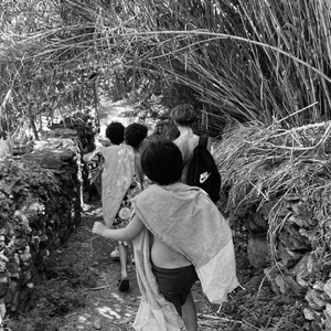 Au programme, criques d'eau translucide et plongeon depuis les rochers.

Léa Salamé en vacances en Corse avec famille et amis.