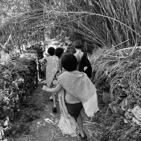Au programme, criques d'eau translucide et plongeon depuis les rochers.

Léa Salamé en vacances en Corse avec famille et amis.