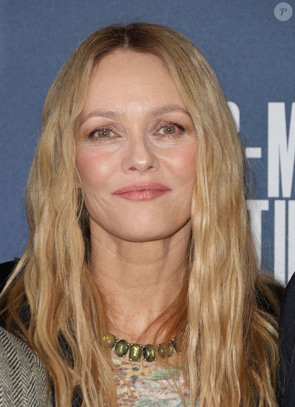 Entre petits gestes répétés, alimentation saine et bonnes habitudes, Vanessa prouve que la constance et la simplicité sont les clés d’un teint éclatant et d’une allure intemporelle.

Vanessa Paradis - Avant-première du film "Dis moi juste que tu m'aimes" au Cinéma Pathé Wepler à Paris le 6 février 2025. © Coadic Guirec/Bestimage