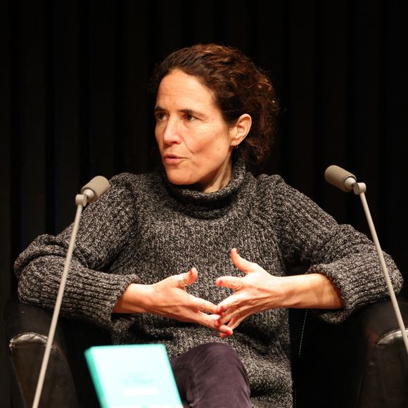 Elle aborde dans son livre "11, quai Branly" son quotidien caché dans un appartement de fonction vide 
Exclusif - L'écrivaine Mazarine Pingeot lors d'un échange avec ses lecteurs à l'occasion de la sortie de son livre "11 quai Branly" chez Flammarion à la Station Ausone - Librairie Mollat à Bordeaux, France, le 5 décembre 2024. © Jean-Marc Lhomer/Bestimage