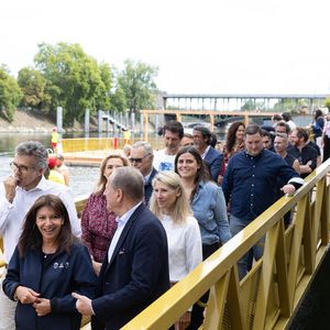 Anne Hidalgo a annoncé qu’elle profiterait elle-même des baignades avant d’aller travailler à l’Hôtel de Ville.

La Maire de Paris, Anne Hidalgo, visite les sites de baignades sur la Seine. Photo par Raphael Lafargue/ABACAPRESS.COM