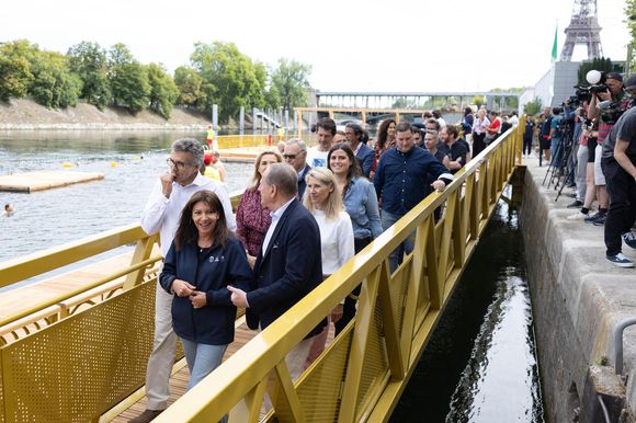 Anne Hidalgo a annoncé qu’elle profiterait elle-même des baignades avant d’aller travailler à l’Hôtel de Ville.

La Maire de Paris, Anne Hidalgo, visite les sites de baignades sur la Seine. Photo par Raphael Lafargue/ABACAPRESS.COM