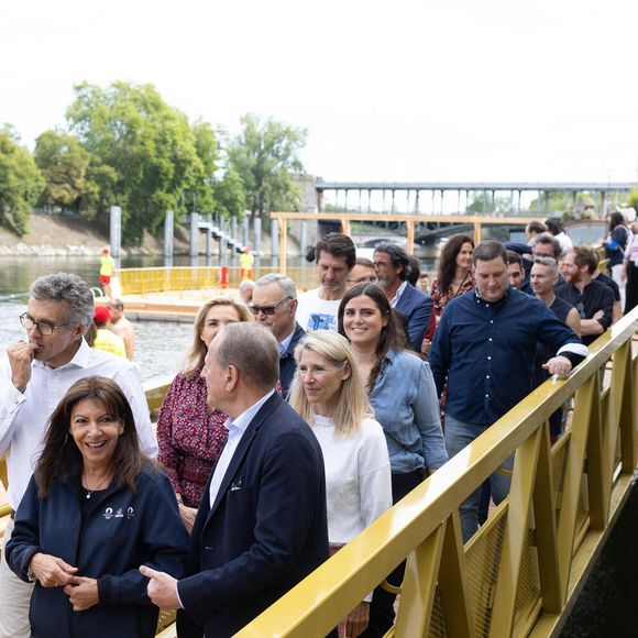 Anne Hidalgo a annoncé qu’elle profiterait elle-même des baignades avant d’aller travailler à l’Hôtel de Ville.

La Maire de Paris, Anne Hidalgo, visite les sites de baignades sur la Seine. Photo par Raphael Lafargue/ABACAPRESS.COM
