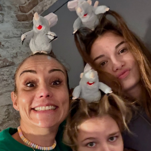 Elodie Gossuin profite d'un séjour familial en Bretagne.