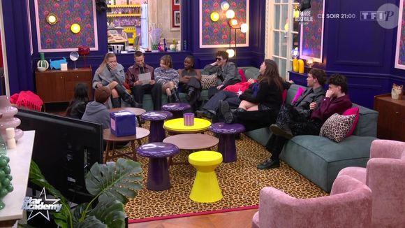 "Si vous lisez cette lettre, c’est que je suis en train de retourner à Montpellier. Sincèrement, je voulais vous écrire un petit mot à chacun pour vous dire à quel point je vous aime", a d’abord écrit Léane dans sa lettre adressée aux académiciens.

Les candidats de la saison 13 de la Star Academy en train de lire la lettre de départ de Léane durant la quotidienne du 22 novembre 2025