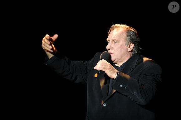 Gérard Depardieu chante "Barbara" sur la scène du palais des congrès Atlantia en pré-ouverture du 5ème festival du cinéma et musique de film de la Baule le 4 novembre 2018. © José Texeira/Bestimage