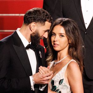 Ils sont inséparables. L'officialisation du couple Karim Benzema-Lyna Khoudri à Cannes a été une surprise pour beaucoup mais semblait comme une nécessité

Karim Benzema et sa compagne Lyna Khoudri à la descente des marches du film « 13 jours 13 nuits » lors du 78ème Festival International du Film de Cannes
© © Jacovides-Moreau / Bestimage / Bestimage