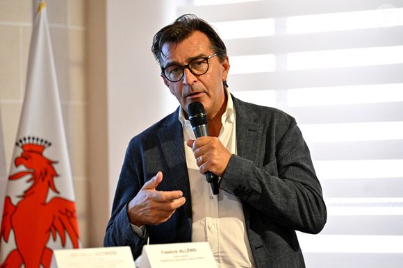 Christian Estrosi, le maire de Nice, et Yannick Alleno, le chef de cuisine étoilé endeuillé par la mort de son fils Antoine, tué par un chauffard, ont signé, à la mairie de Nice, le 13 septembre 2024, une convention de partenariat avec l'association Antoine Alleno pour accompagner les familles des victimes des violences routières.  © Bruno Bebert/bestimage
