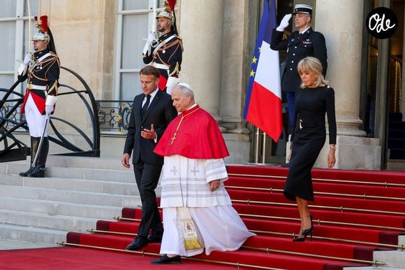 Le président Emmanuel Macron et sa femme la Première Dame Brigitte Macron raccompagnent le pape Léon XIV au palais présidentiel de l'Elysée à Paris, France, le 25 septembre 2026.  © Jacovides-Moreau/Bestimage
